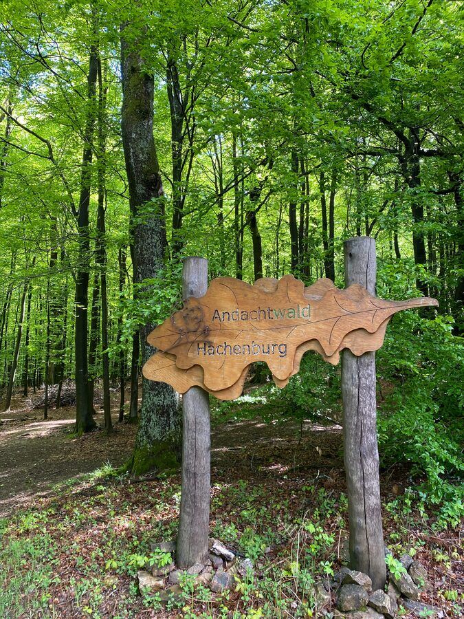 Andachtwald Hachenburg: Holzschild am Eingang