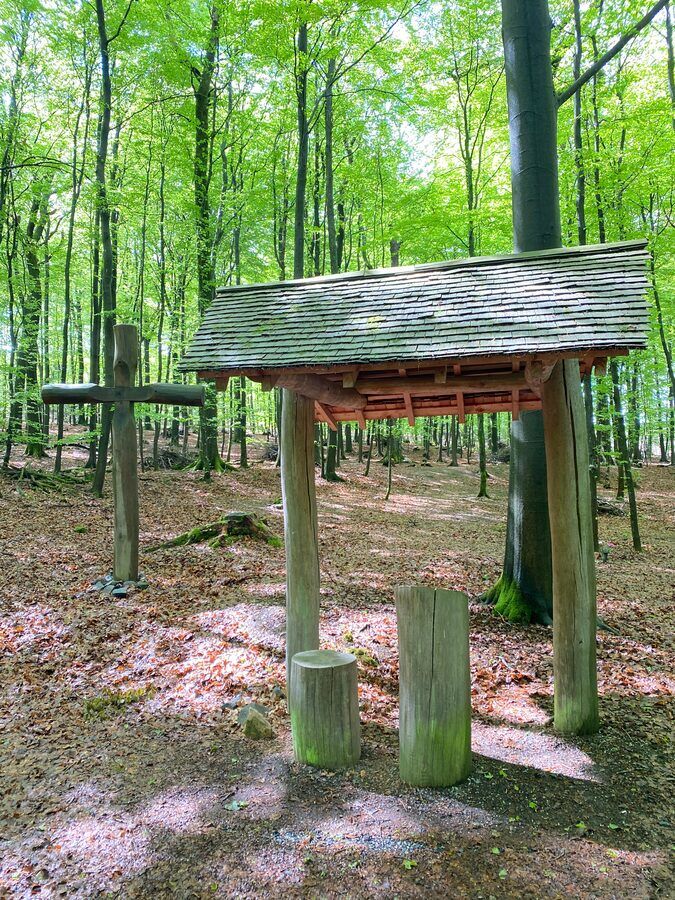 Andachtwald Hachenburg: Kreuz und überdachter Platz