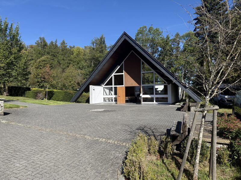Friedhof Mehren: Trauerhalle von außen