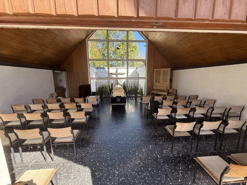 Friedhof Mehren: Trauerhalle von innen