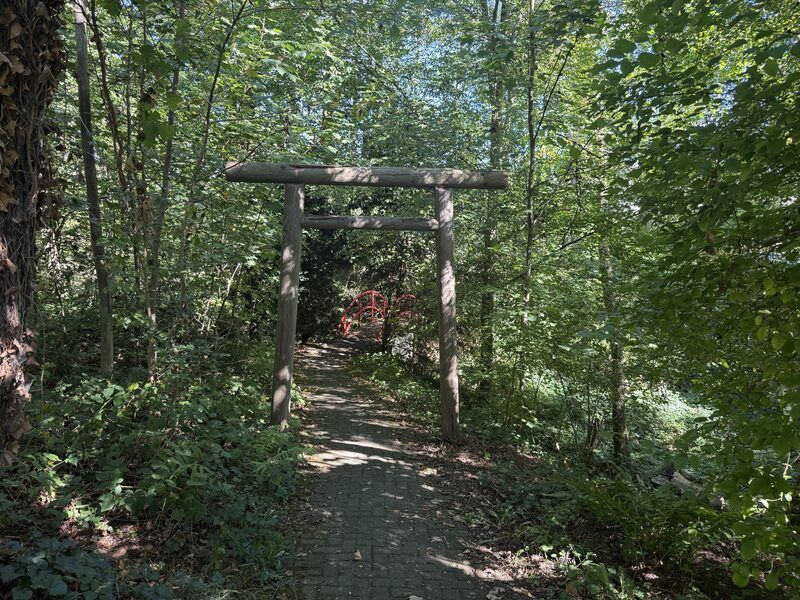 Friedhof Mehren: Weg mit Tor