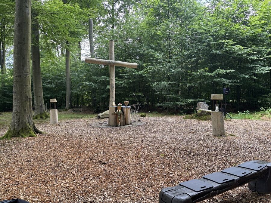 Ruhewald Mündersbach: Andachtsplatz mit Holzkreuz