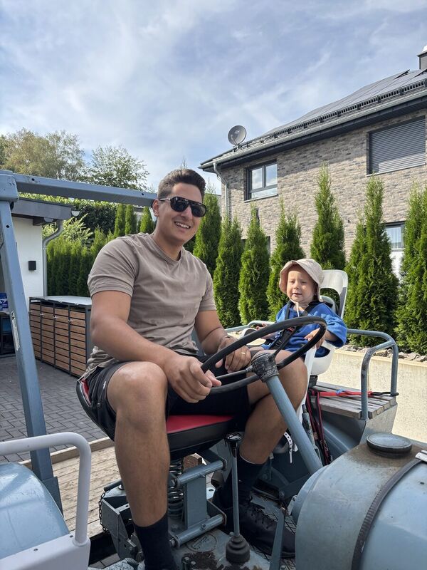 Fernando Müller privat bei einer Ausfahrt mit dem Traktor der Familie